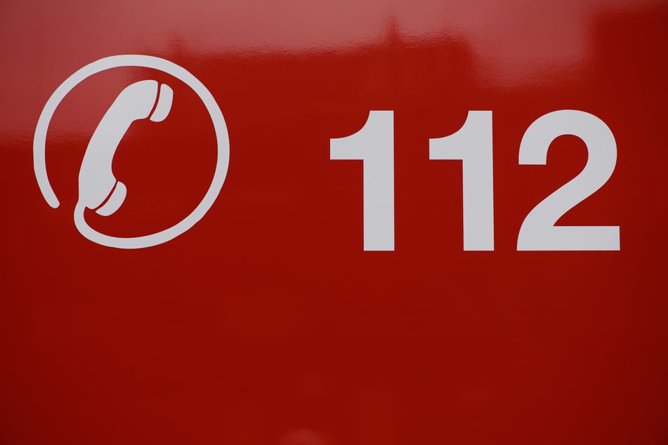 Unter der Rufnummer 112 nehmen Rettungsleitstellen Notrufe entgegen und koordinieren Notfall- und Hilfseinsätze etwa bei Verkehrsunfällen und Bränden. (Symbolbild)