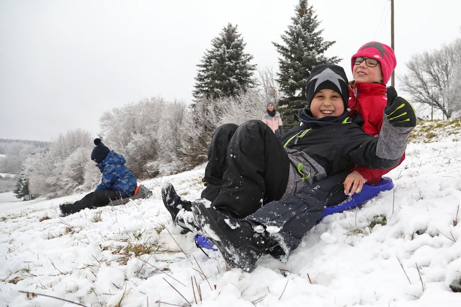 Laura Hildebrand (10, r.) und ihr Cousin Paul (8) machen den Hermsdorfer Queckenberg unsicher.