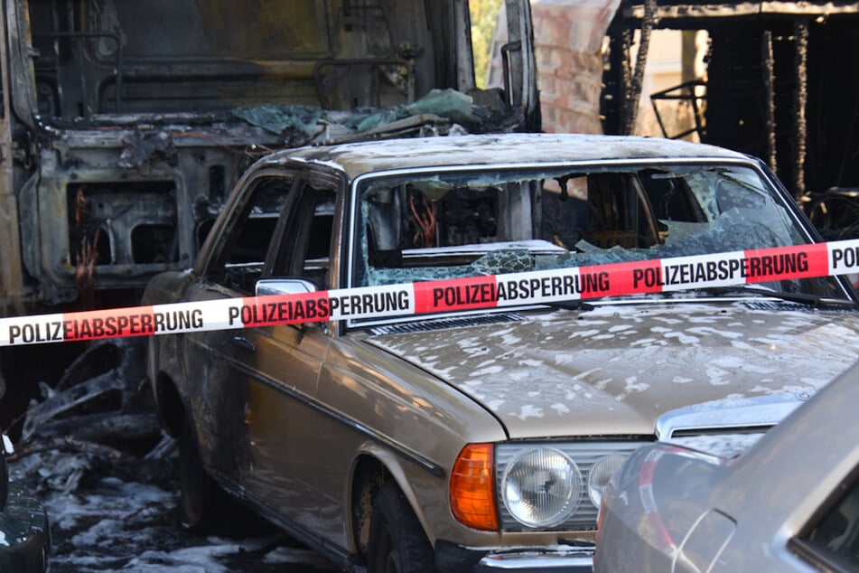 Nach einem Feuer auf dem Gelände eines Autohändlers zeigt sich der enorme Schaden.
