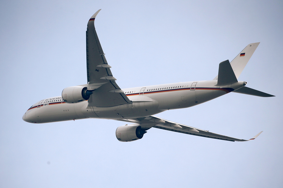 Köln: Ein Bundeswehr-Airbus A350 "Kurt Schumacher" der Luftwaffe startet auf dem Flughafen Köln/Bonn. Die Maschine der Luftwaffe ist mit Hilfsmaterial für das von einer besonders schlimmen Corona-Welle erfasste Indien gestartet.