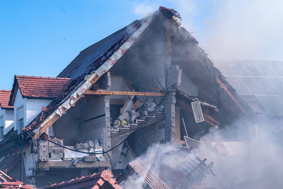 Durch eine Explosion wurde eine Doppelhaushälfte im bayerischen Rohrbach an der Ilm zerstört.