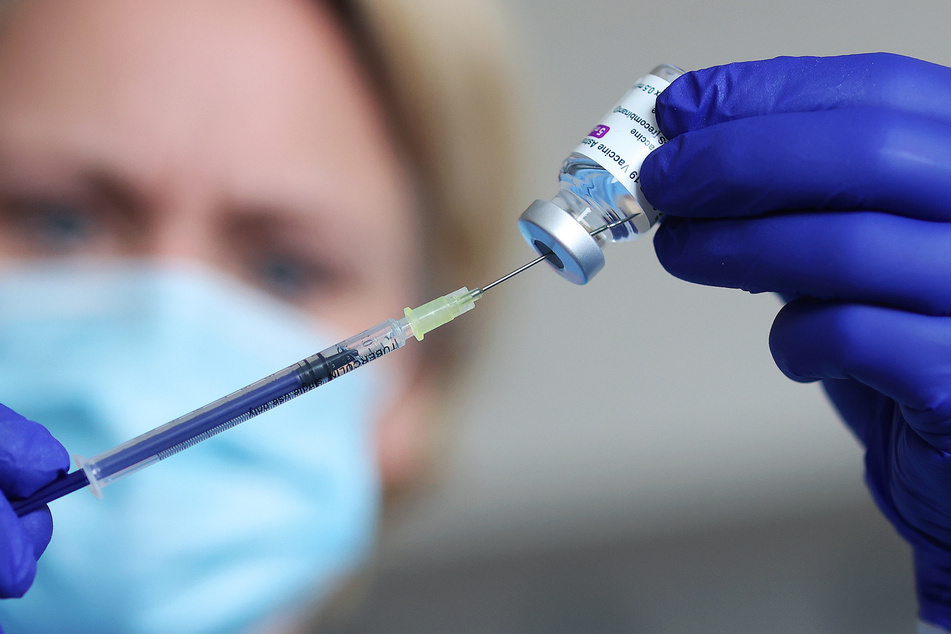 Eine Ärztin präpariert eine Spritze mit dem Impfstoff AstraZeneca. Das Bundesgesundheitsministerium verwies auf eine aktuelle Empfehlung des Paul-Ehrlich-Instituts.