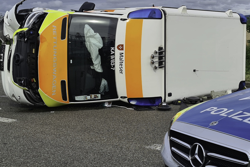 Bei dem Unfall ist der Rettungswagen umgekippt.