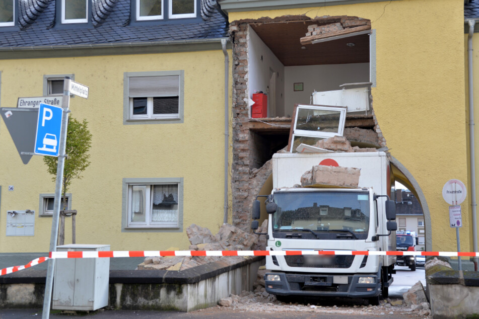 Teile der Wand bröckelten auf den Lastwagen hinab.