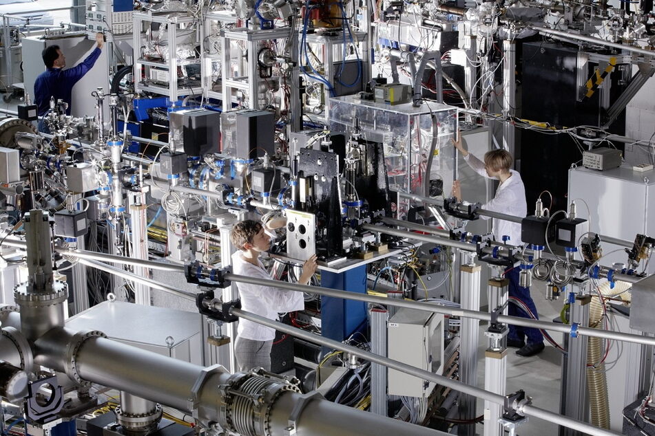 Die Flash I-Experimentierhalle in Hamburg: Hier tüfteln Freiberger Forscher an effizienteren Solarzellen.