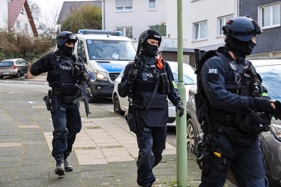 Der Polizeieinsatz in der Hagener Innenstadt dauert an.