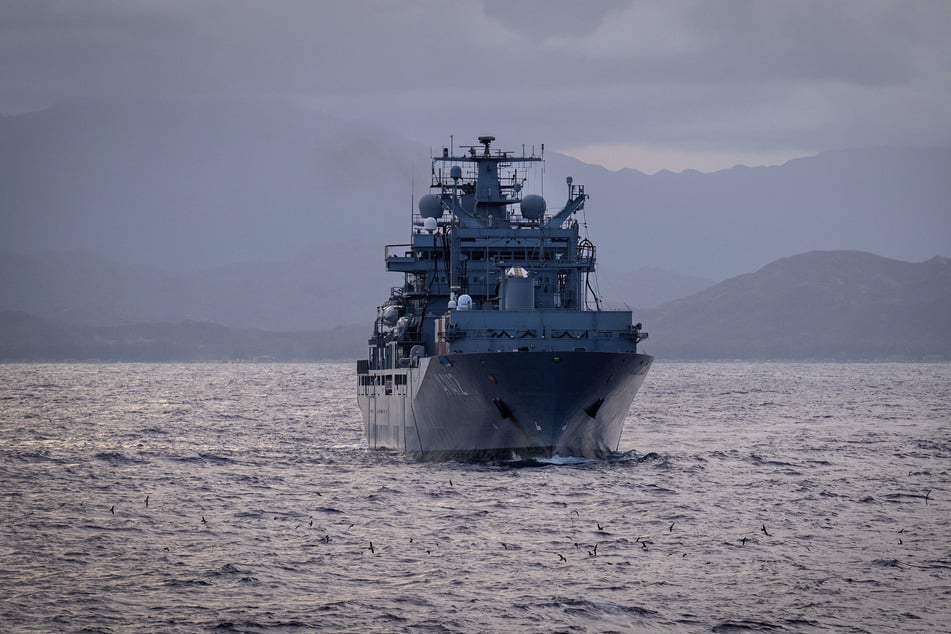 Der Einsatztruppenversorger "Frankfurt am Main" brachte die "Verletzten" nach Warnemünde.