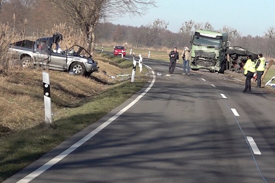 Pick-Up kollidiert frontal mit Lkw: Zwei Tote bei Unfall auf der B244