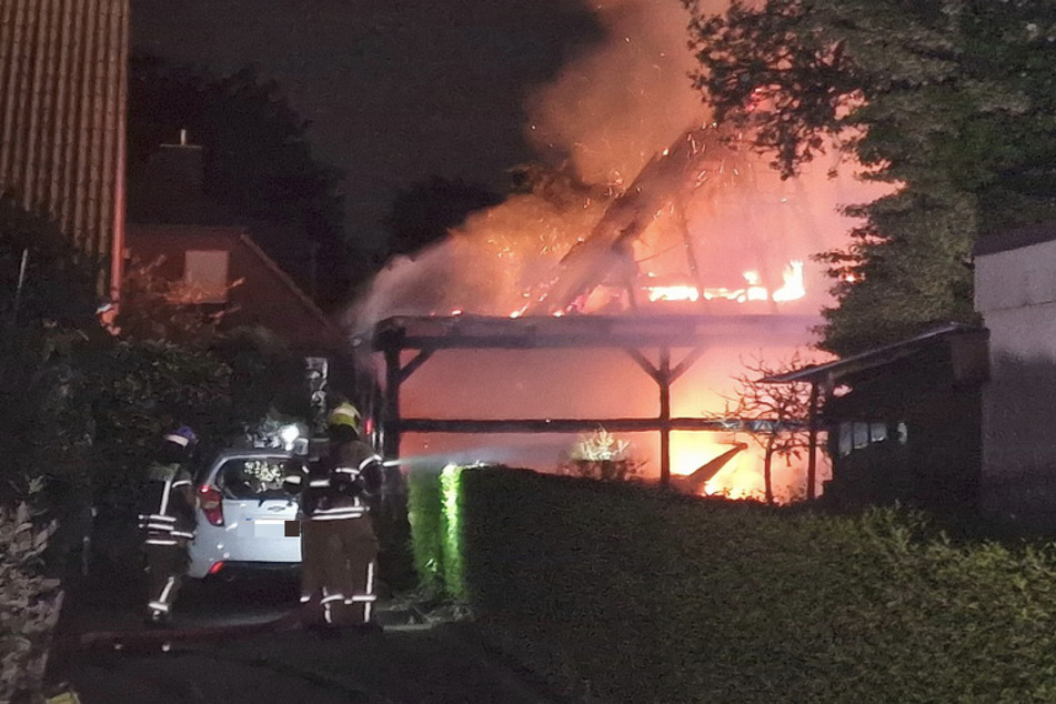 Die Flammen griffen vom Carport aus auf das benachbarte Einfamilienhaus über.
