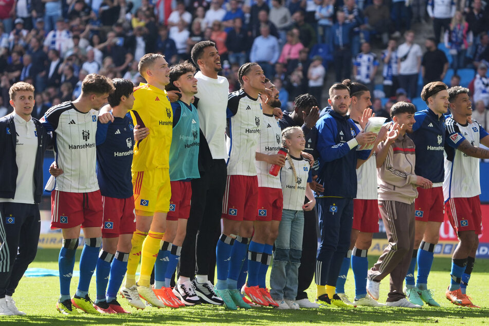 Nach dem gewonnenen Heimspiel ließen sich die HSV-Profis vor der Nordkurve von den Fans feiern.