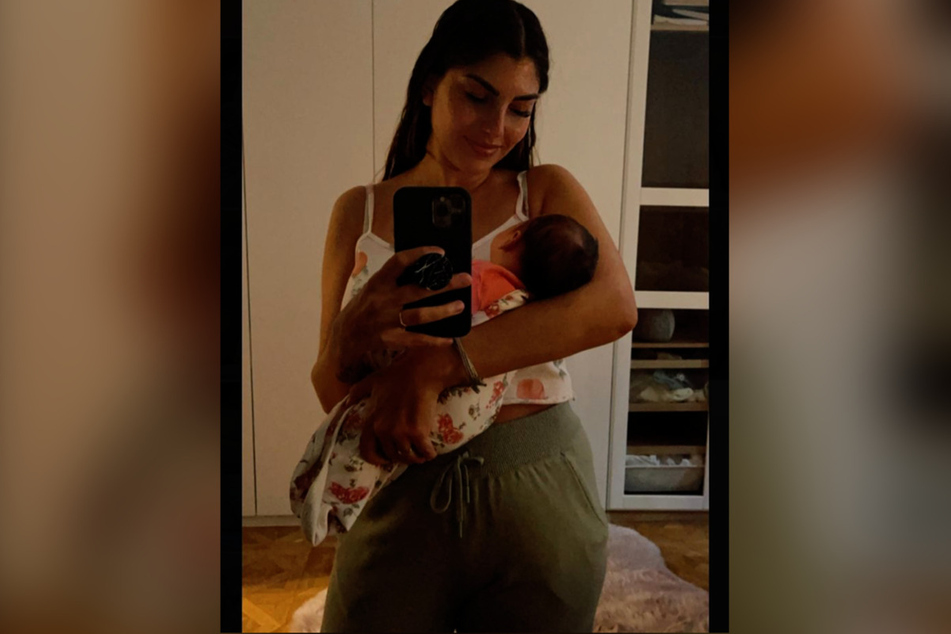 Yeliz Koc (27) hält ihre Tochter Snow Elanie im Arm.