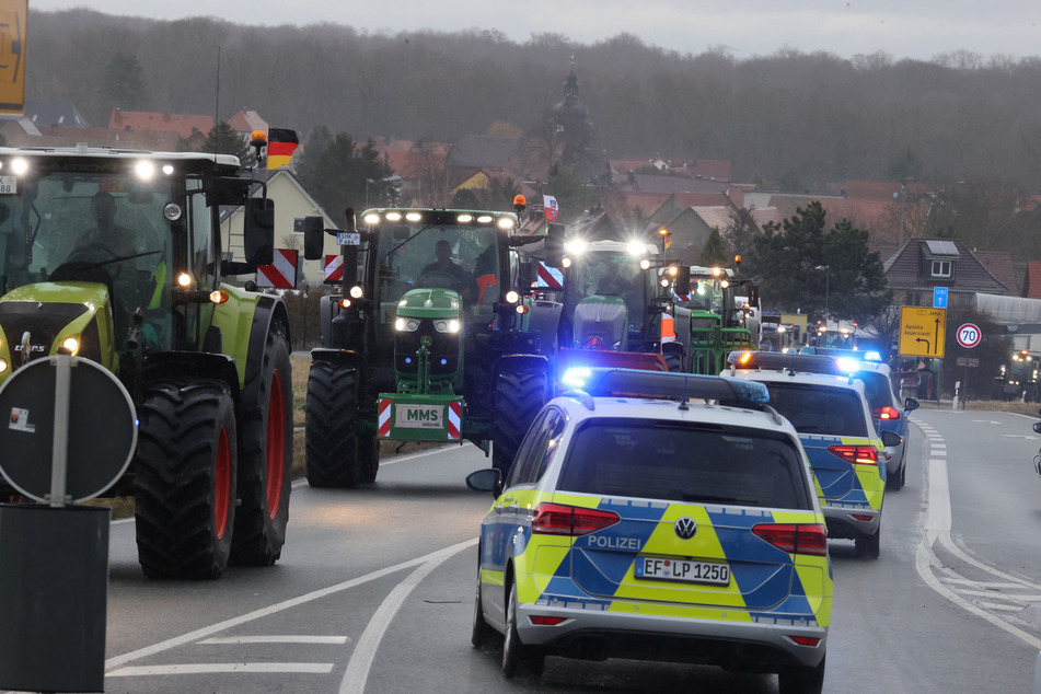 Polizei-Fahrzeuge begleiten Traktoren bei einer Protestfahrt am Donnerstag über die B7 bei Isserstedt. Für Montag bereitet sich die Thüringer Polizei auf einen landesweiten Einsatz vor.