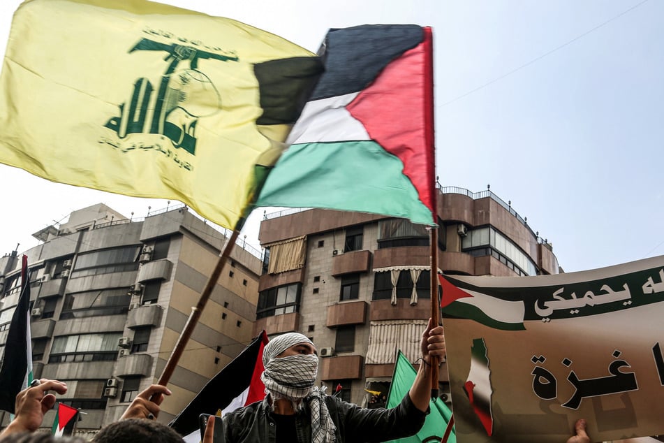 Libanesische Demonstranten schwenken Hisbollah- und Palästina-Fahnen während einer Solidaritätsdemonstration mit den Palästinensern.