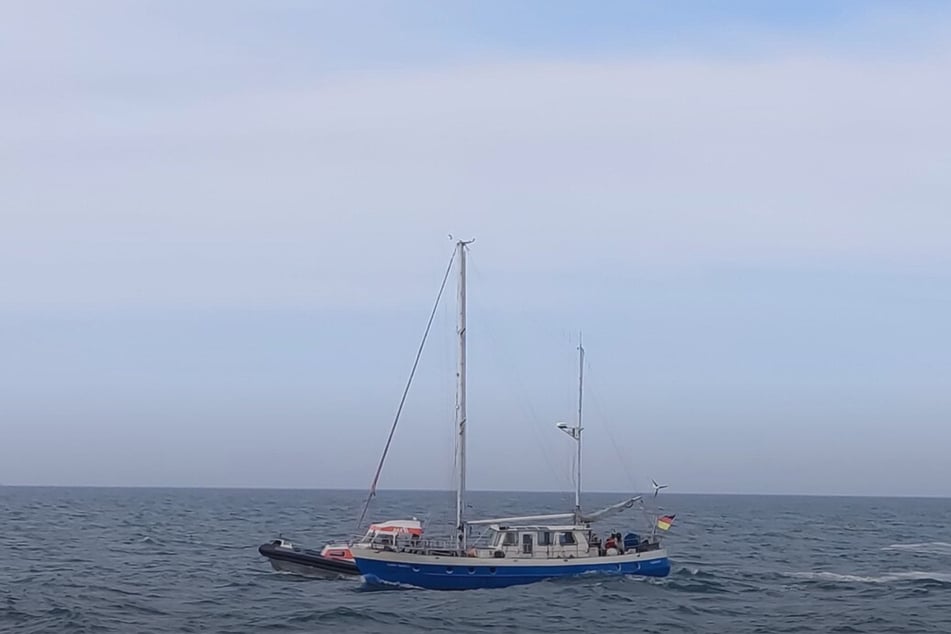 Die Seenotretter brachten die Segelyacht sicher nach Hooksiel.