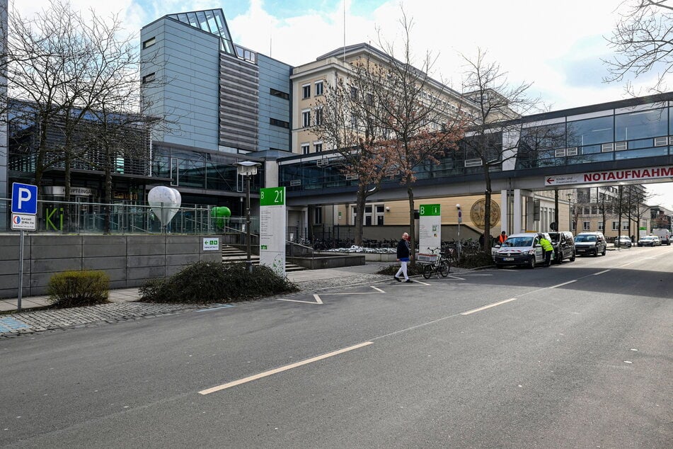 Die gemeinsame Geschäftsstelle der telemedizinischen Schlaganfallnetzwerke, "Stroke-Link Sachsen", hat ihren Sitz hier am Universitätsklinikum Dresden.