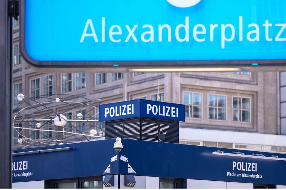 Betrunkenen in der Alex-Wache bewusstlos geschlagen: Ex-Beamter verurteilt