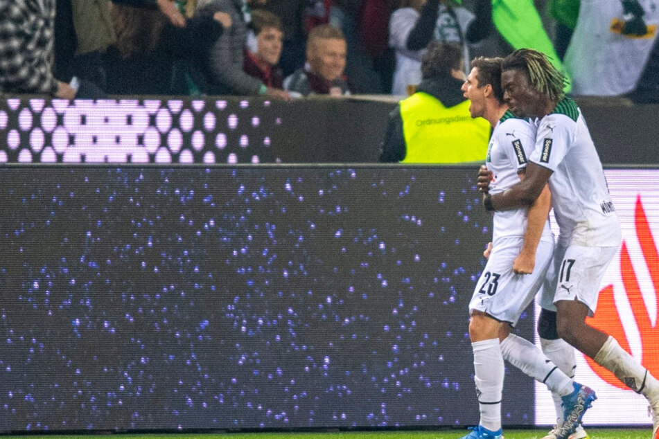 Jonas Hofmann (l.) feiert seinen 1:1-Ausgleichstreffer.