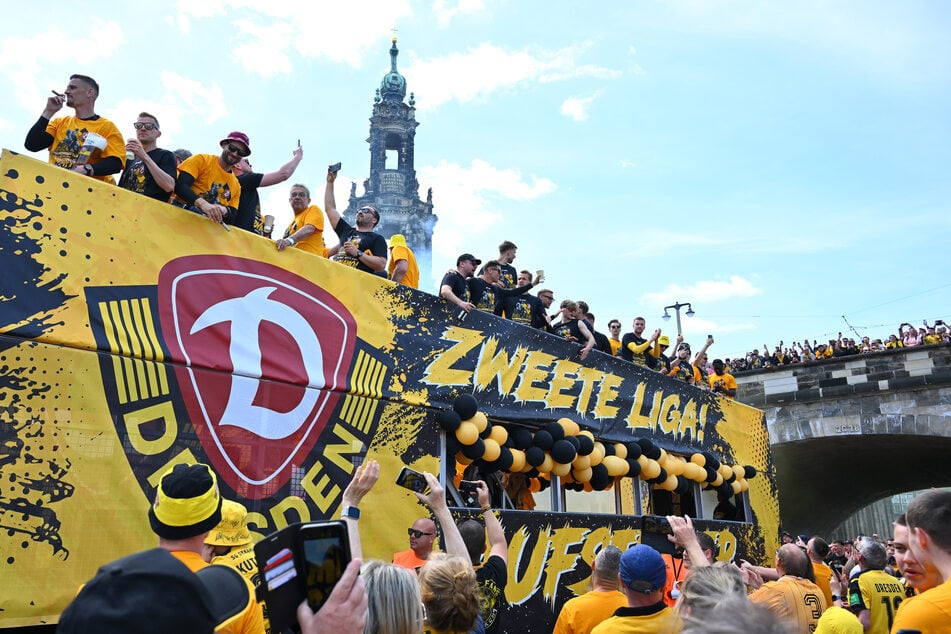 Am Sonntag feierte Dynamo Dresden den Aufstieg in die 2. Bundesliga mit einer Riesenparty am Terrassenufer. Wenige Tage später ging es für einige Spieler ins Tattoo-Studio.