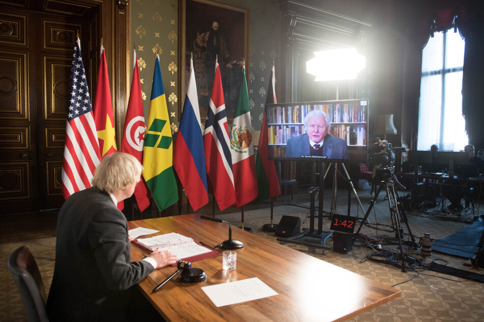 Boris Johnson sieht sich bei einer Sitzung des UN-Sicherheitsrats zum Thema Klima und Sicherheit im Foreign Commonwealth and Development Office eine Videoansprache von Sir David Attenborough an.