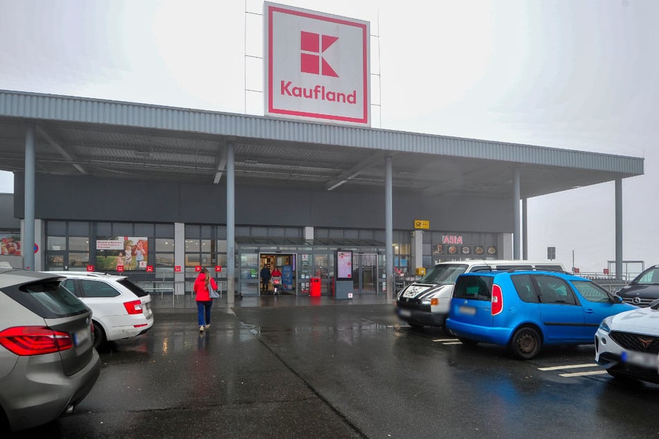 Die Diebesbande stieg vom Dach dieses Kauflandes in das Innere ein.