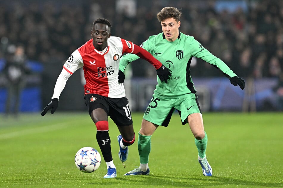 Feyenoords Yankuba Minteh (19, l.) behauptet sich gegen Riquelme.