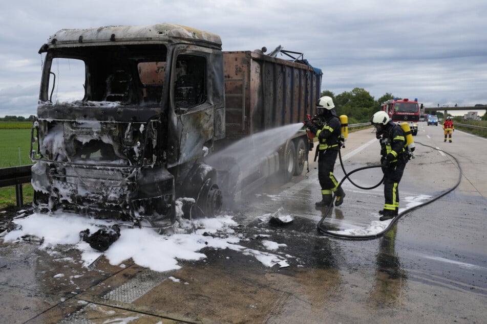 Ein Schrott-Laster brannte auf der A4 bei Bautzen ab. Die Feuerwehr war im Einsatz.