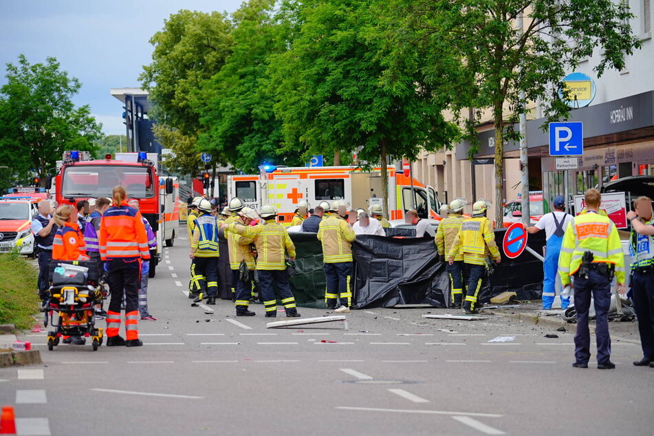 Über 50 Einsatzkräfte aus Rettungsdienst und Feuerwehr rückten am Sonntagabend zum Unfallort aus.