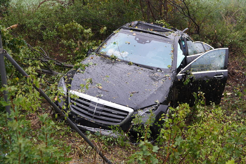 Der Mercedes landetet schließlich im Straßengraben.