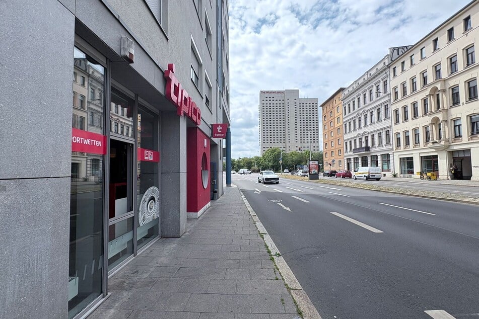 Die Täter hatten einen Mitarbeiter (21) angegriffen, als dieser gerade Feierabend gemacht hatte und den Heimweg antreten wollte. Durch ihn verschafften sie sich Zugriff zum Tresor.