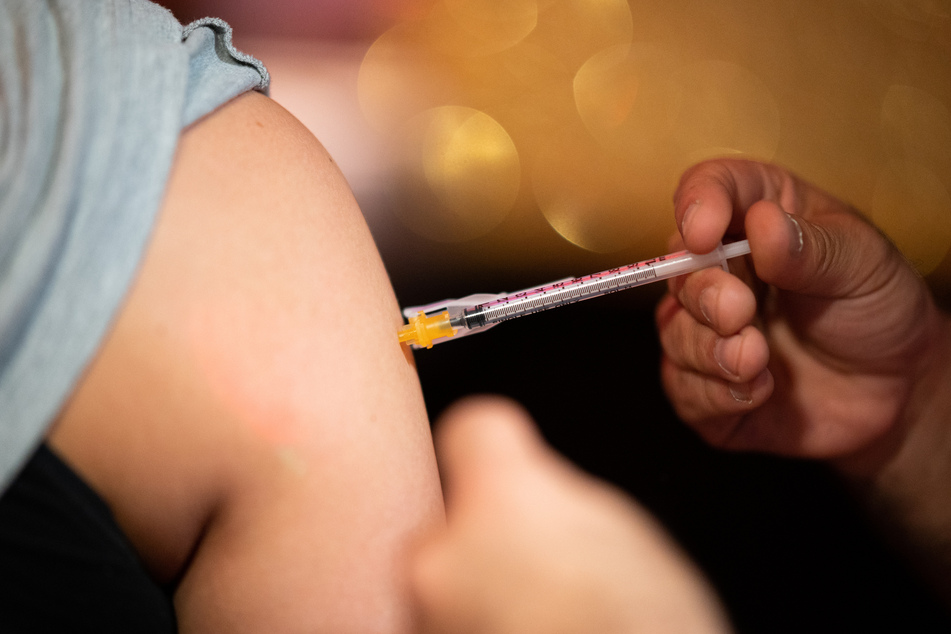 Eine Frau lässt sich bei einer Impfaktion gegen das Coronavirus impfen.