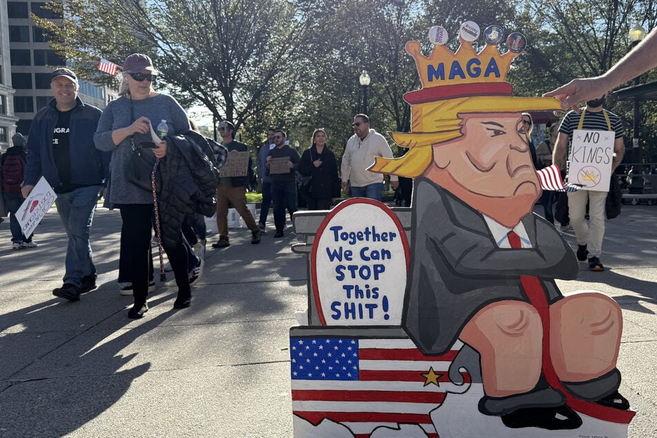 Eine stilisierte Trump-Figur mit Königskrone, aufgenommen beim "No Kings"-Protest im Boston Common-Park.
