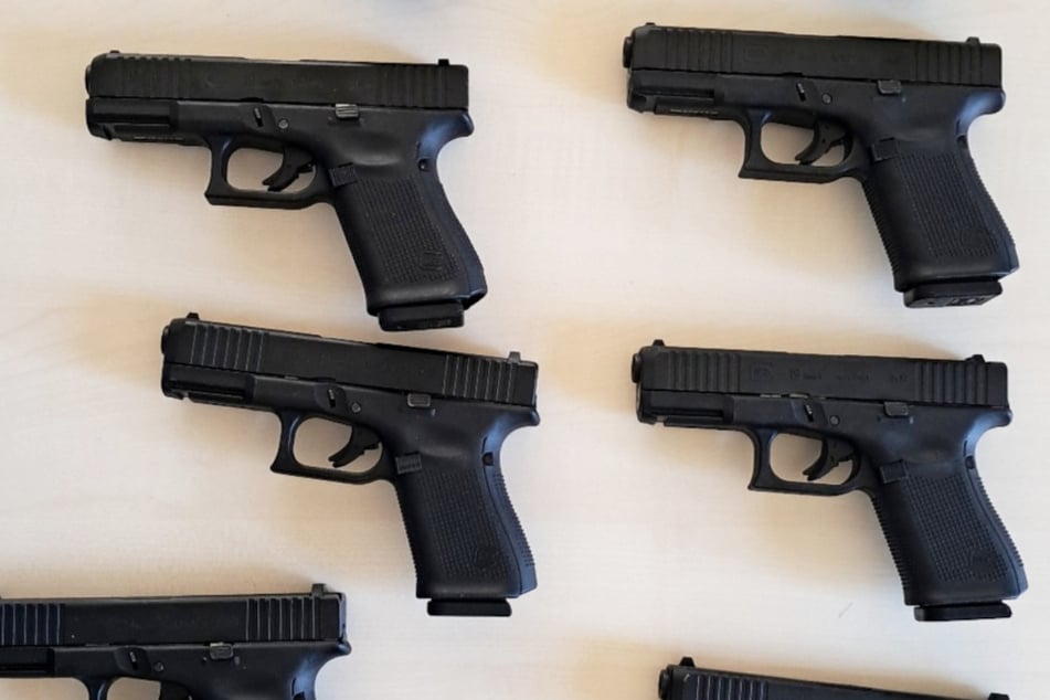 Pistolen mit dem Kaliber neun Millimeter Luger: Zahlreiche halbautomatische Kurzwaffen wurden sichergestellt!