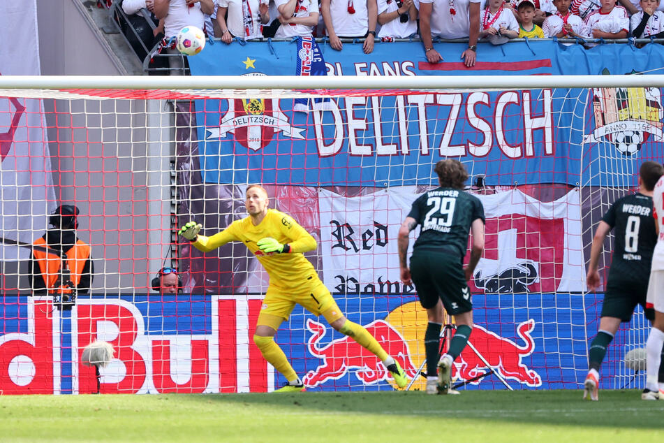 Da brauchte sich RB Leipzigs Peter Gulacsi gar nicht zu strecken. Nicolas Seiwalds Kopfball landete im eigenen Tor.