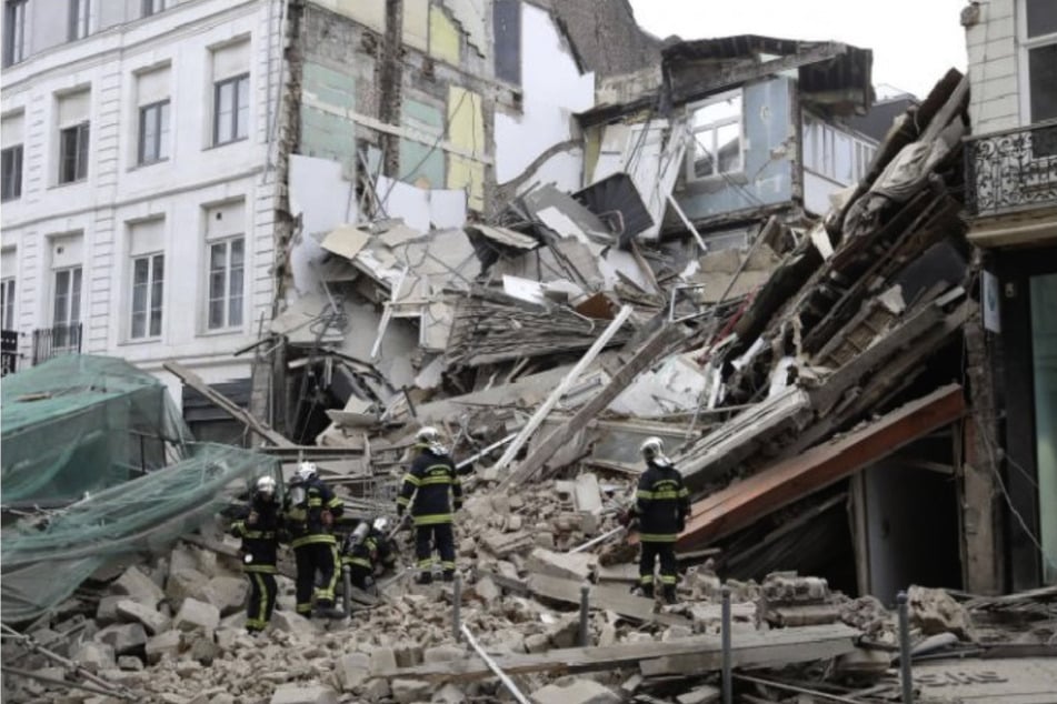 Zwei Häuser im Stadtzentrum plötzlich eingestürzt: Mann unter Trümmern begraben
