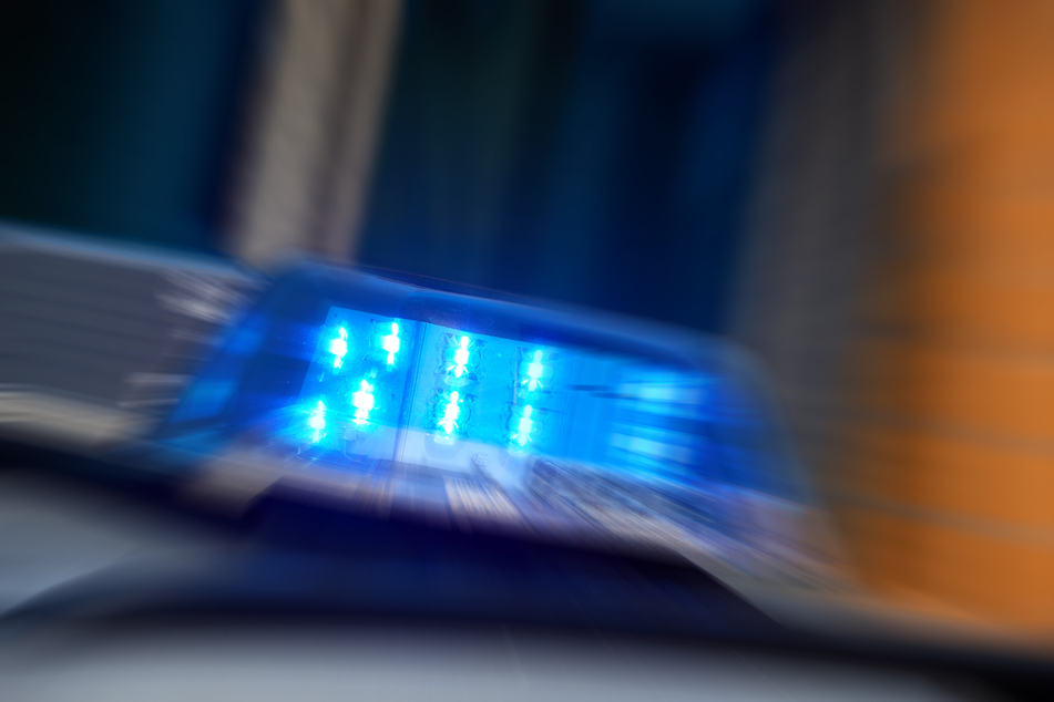 In der Bernsdorfer Straße in Chemnitz wurde offenbar ein Aquarium auf die Fahrbahn geworfen. (Symbolbild)