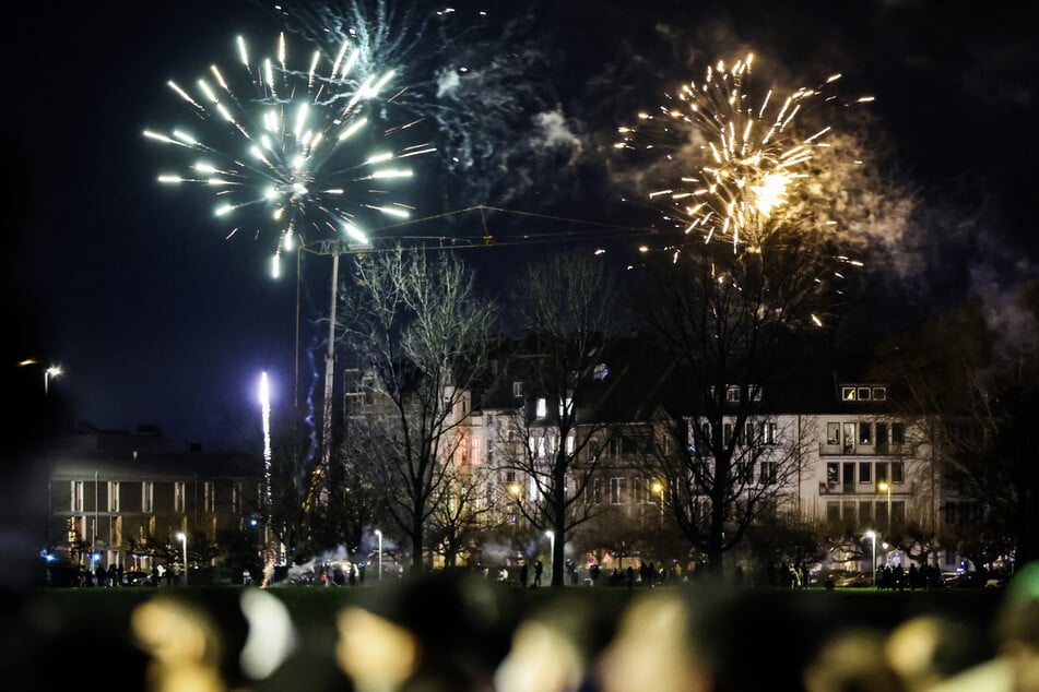 Gehört das Silvesterfeuerwerk in Düsseldorf bald der Vergangenheit an? Eine Alternative wird nun in der Stadtverwaltung diskutiert.