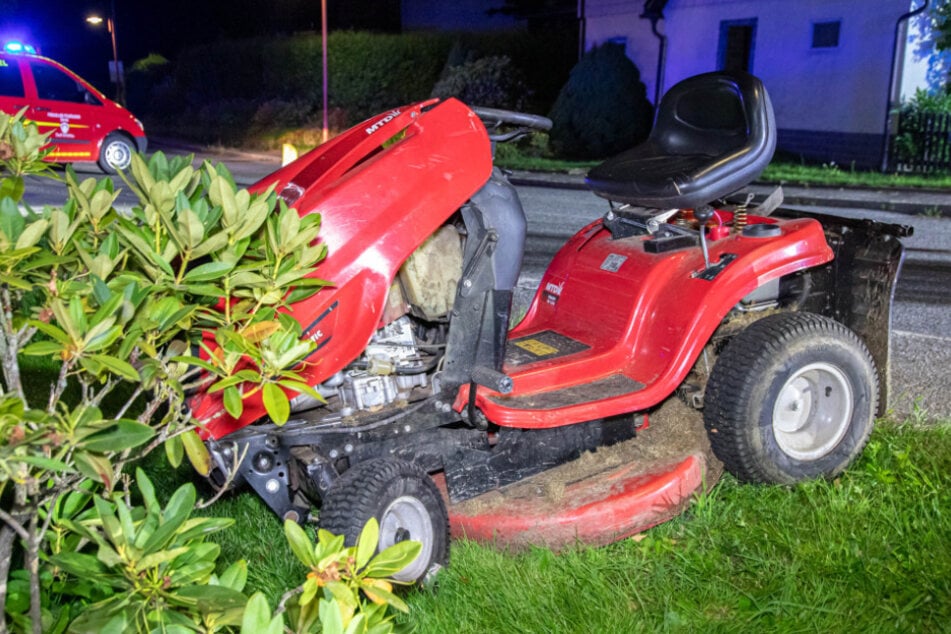 Rasentraktor kracht in Bushäuschen: Fahrer schwer verletzt