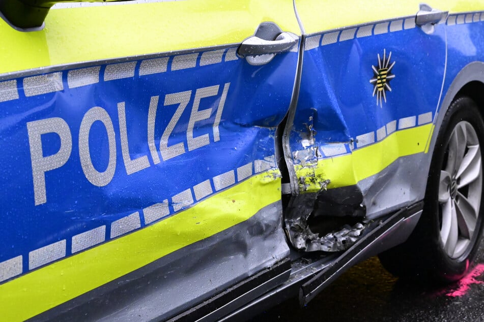 Der Streifenwagen wurde bei dem Unfall stark beschädigt.