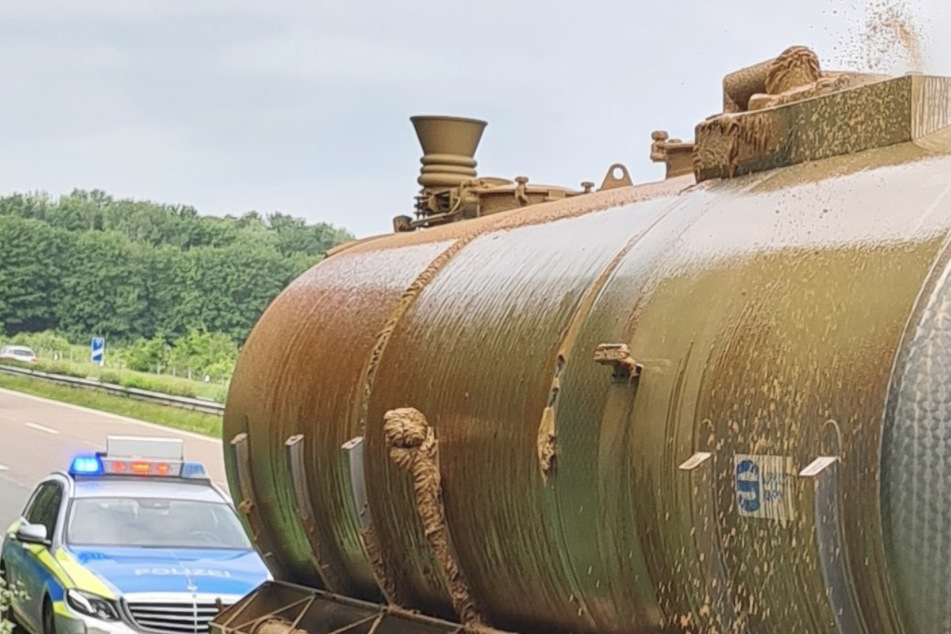 Igitt! 2000 Liter Gülle sprudeln aus Tanklaster auf Autobahn