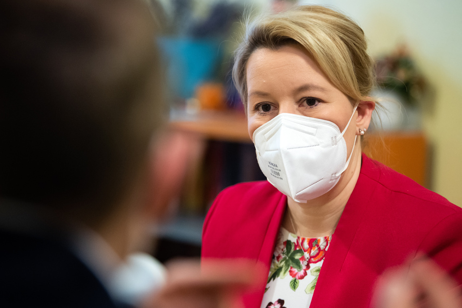 Nach langen Diskussionen um ihre Doktorarbeit und den Plagiatsvorwürfen gab Giffey im Mai das Amt der Bundesfamilienministerin auf.