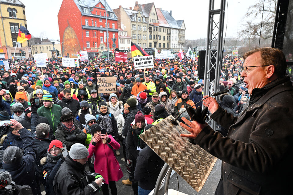 Thüringens Ministerpräsident Bodo Ramelow (67, Linke) wurde am Montag auf einer Kundgebung in Erfurt nicht von allen mit offenen Armen empfangen.