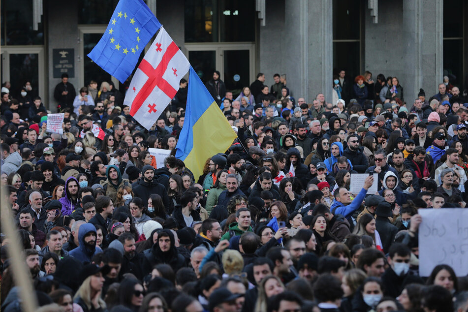 Demonstranten versammeln sich mit georgischen, ukrainischen und EU-Fahnen vor dem georgischen Parlamentsgebäude.