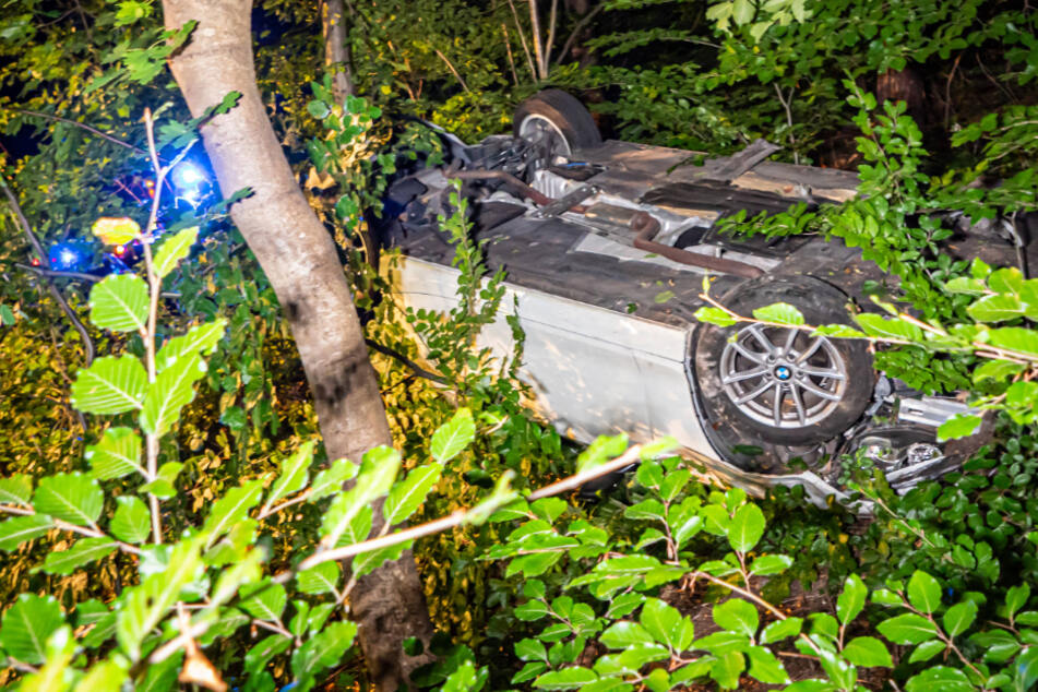 Andere Verkehrsteilnehmer bargen die Frau aus ihrem Auto.
