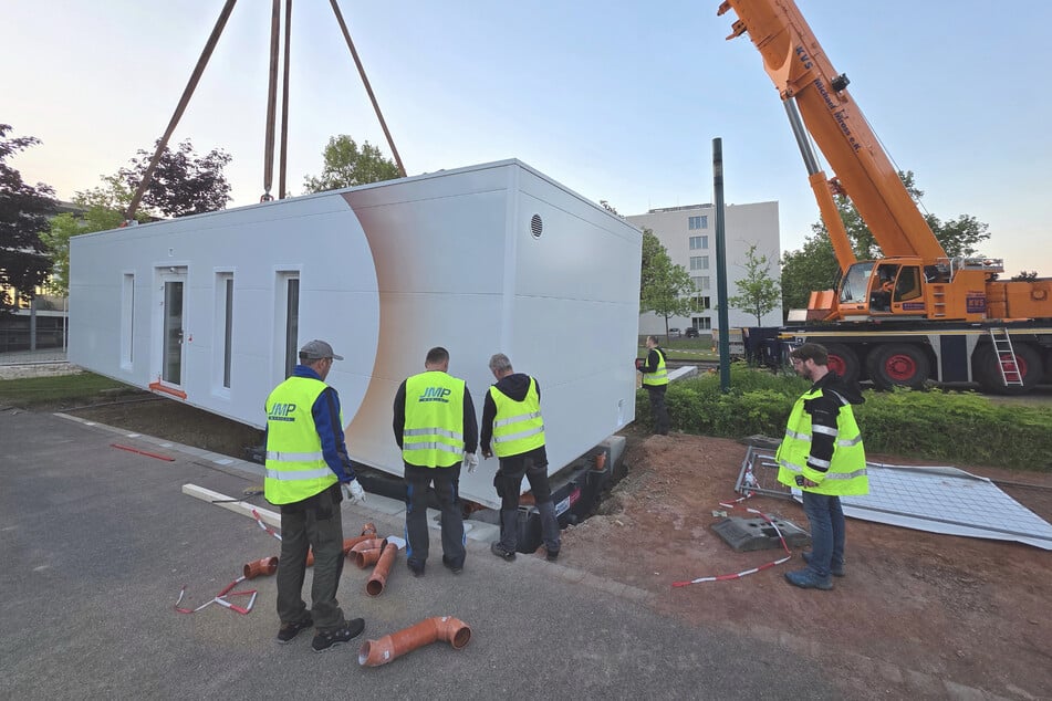 Das sieht gut aus und passt genau! Der erste Container steht an seinem Platz.