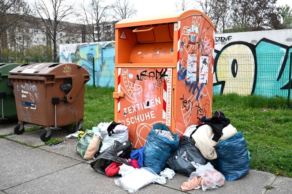 Volle Säcke lagen am Montag in der Heiterblickallee nicht im Container, sondern davor.