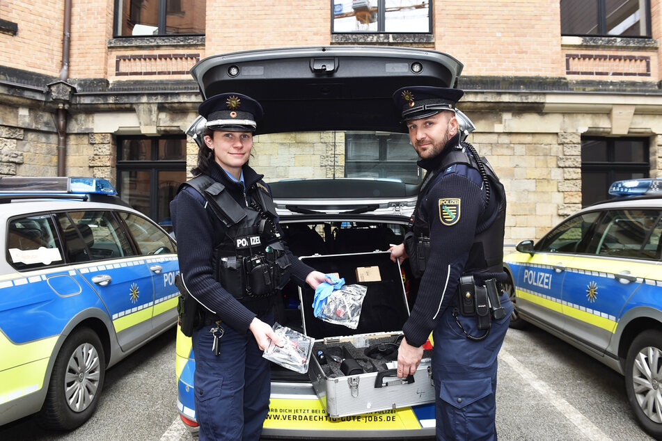 Handschuhe und Mundschutz gehören auf allen Streifenwagen zur Ausstattung.