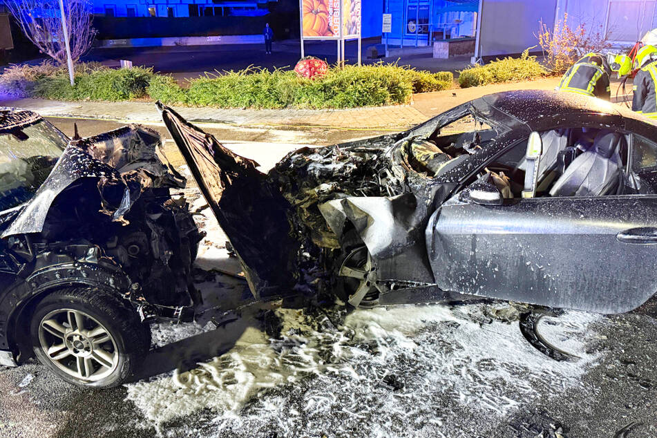 Der Mercedes ist auf seiner Flucht frontal in den Mini gekracht.