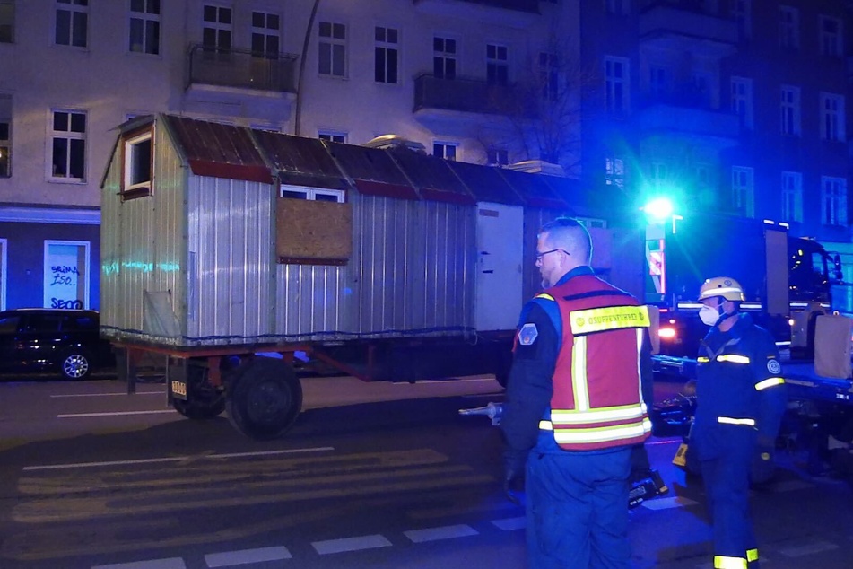Der Bauwagen, in dem mutmaßlich Burkhard Garweg (55) lebte, wird abtransportiert.