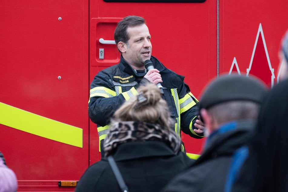 Der Mainzer Oberbürgermeister, Nino Haase (41), gab den Startschuss für das diesjährige Abschwimmen - und stürzte sich kurz darauf ebenfalls in den eiskalten Rhein.