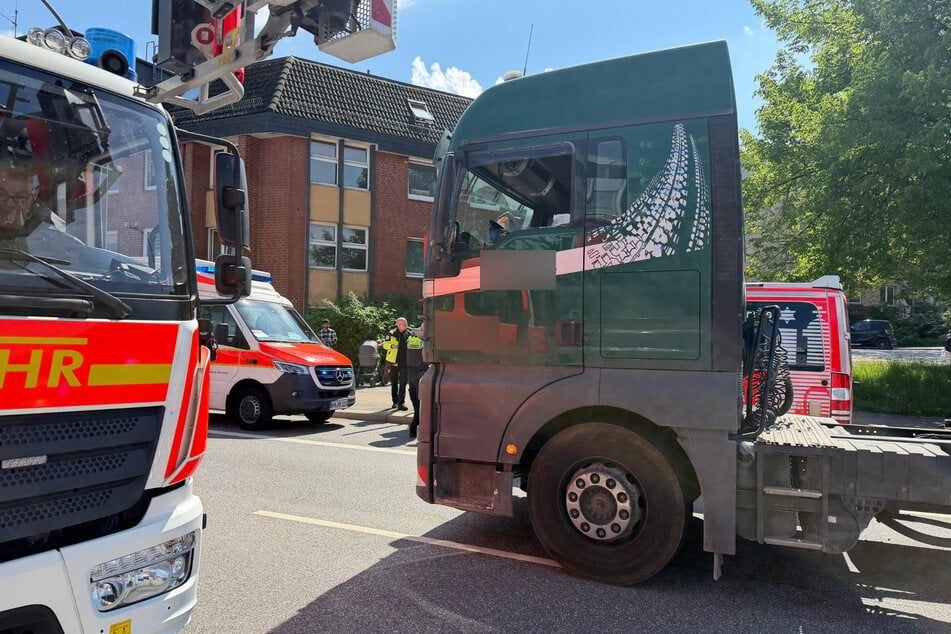 Am Montagmittag wurde ein Fußgänger in Hamburg von einem Lkw erfasst.